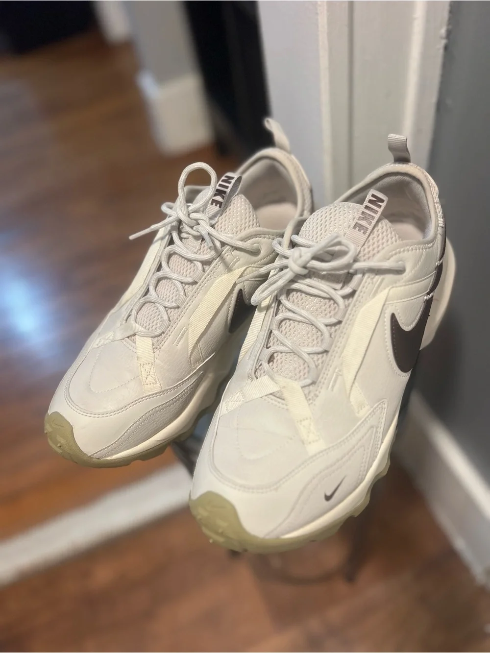 Nike unix men 10.5 women 12 Low Top Lace-Up Athletic Sneakers beige /brown